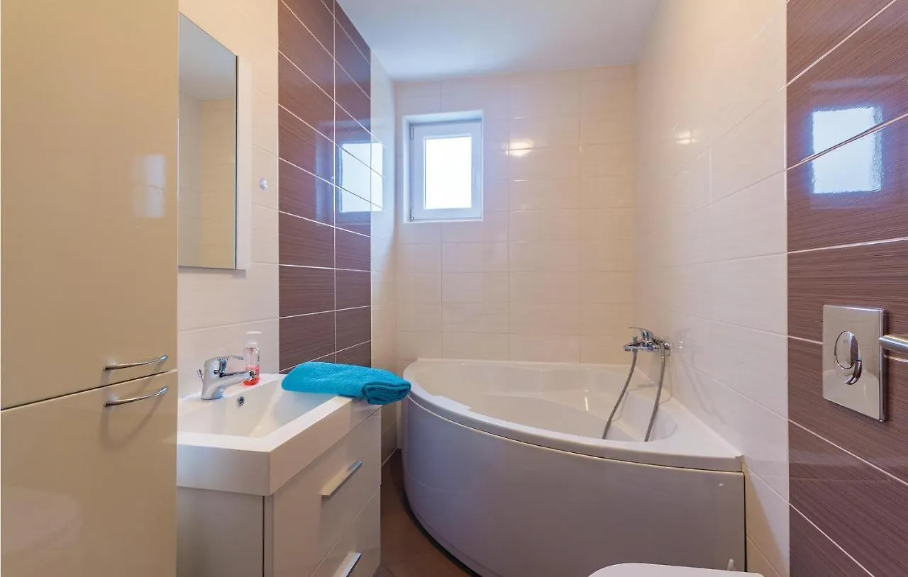 Nice Apartment In Medulin With Wifi 0*,